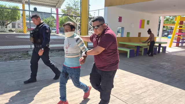 Paramédicos atienden a hombre con lesiones graves en la boca