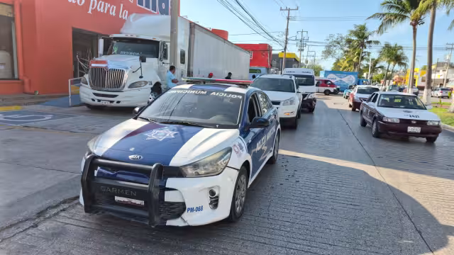 Choque entre combi y camioneta en colonia Morelos.