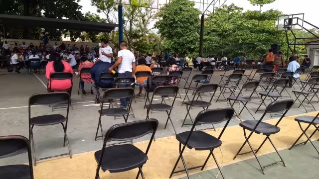 De acuerdo con información del sector salud el día de ayer se aplicaron mil 190  dosis de vacuna