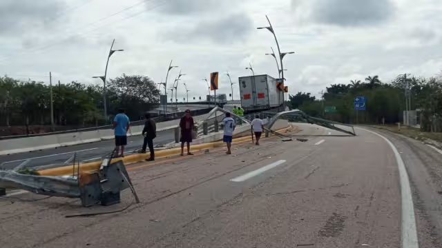 Tracto camión de doble remolque se accidenta en el km 40 de la carretera Campeche–Mérida.