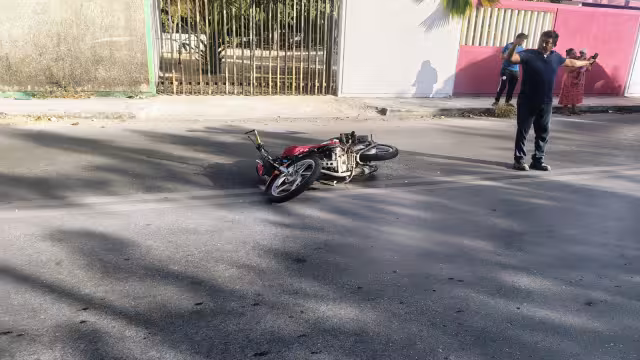 Según testigos, el conductor de la motocicleta blanca circulaba a exceso de velocidad e intentó rebasar a la otra unidad