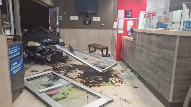 El vehículo derribó la fachada del comercio; los gastos fueron valuados en 100 mil pesos.
