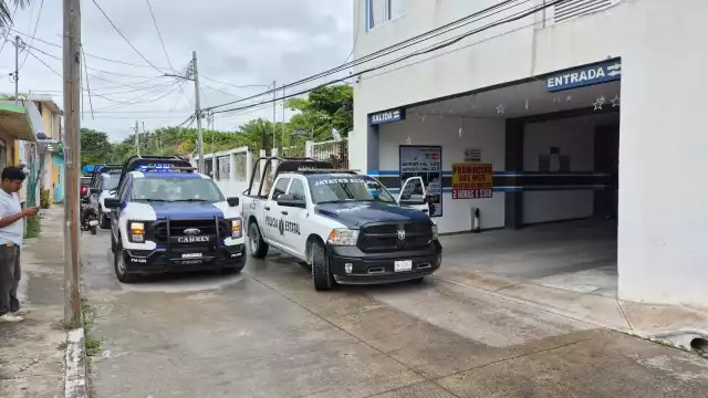 Detienen a dos hombres y aseguran taxi durante operativo en Playa del Carmen
