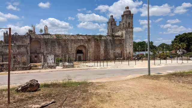 La construcción colonial estaba llena de vegetación.