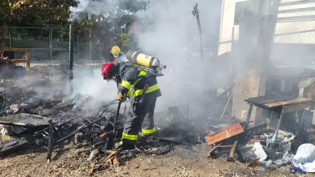 El incendio avanzó rápidamente debido a que la palapa estaba elaborada principalmente con materiales de la región, altamente inflamables.