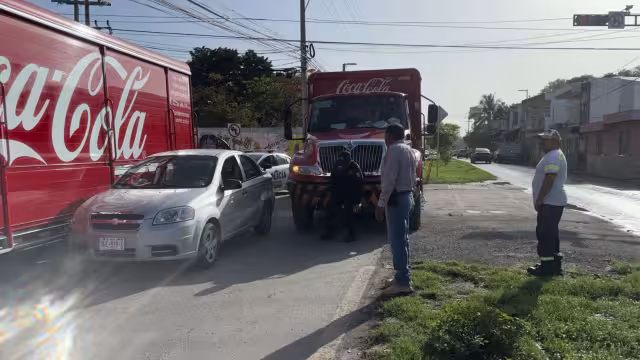 Camioneta invade carril y se impacta contra unidad repartidora