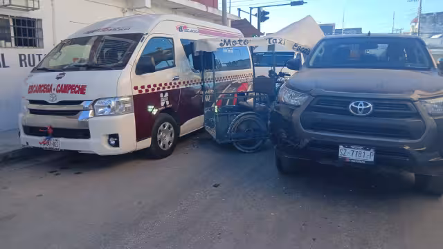 Mototaxi choca contra combi tras ser impactado por camioneta