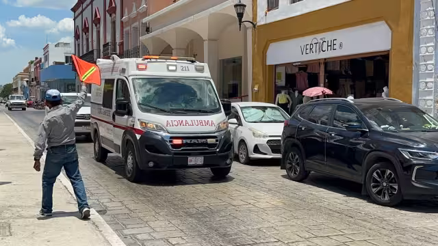 Paramédicos acudieron al comercio para brindarle atención médica.
