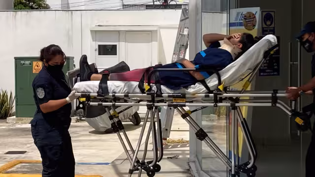 Paramédicos atendieron a la mujer para su traslado a un hospital