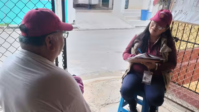 Servidores de la Nación debidamente identificados llevan un cuestionario de 80 preguntas