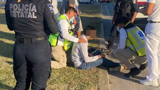 Paramédicos llegaron al lugar y atendieron al motociclistas.