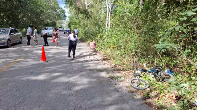 La motocicleta quedó a un lado de la carretera y los lesionados sobre el pavimento.