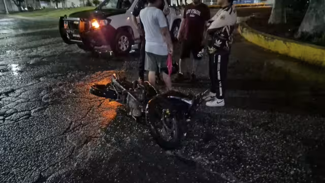 Intentó incorporarse a la glorieta y provocó un choque, según el motociclista
