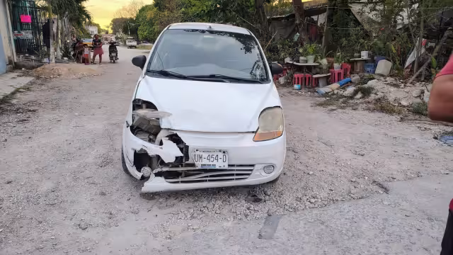 El auto involucrado presentó daños importantes en el frente.