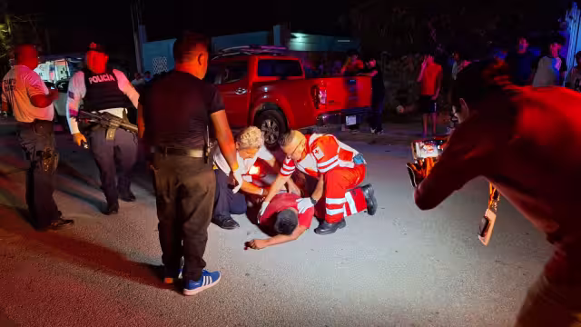 Los paramédicos atendieron a los motociclistas en el lugar.