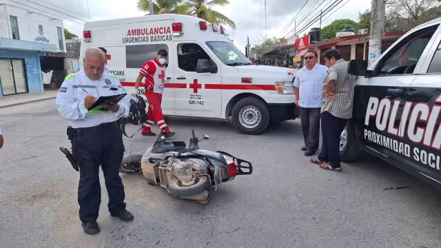 Paramédicos de la Cruz Roja y de la Comisión Nacional de Emergencia atendieron a los tres lesionados