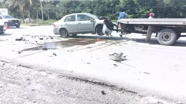 El auto terminó con severos daños en el frente y el motor derramó aceite.