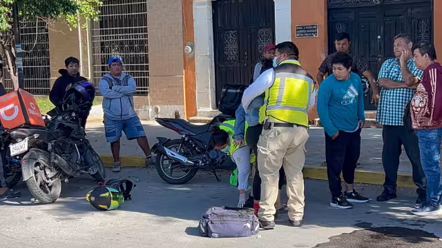 Un accidente dejó dos motociclistas con lesiones leves en Barrio de San Román, en Campeche.