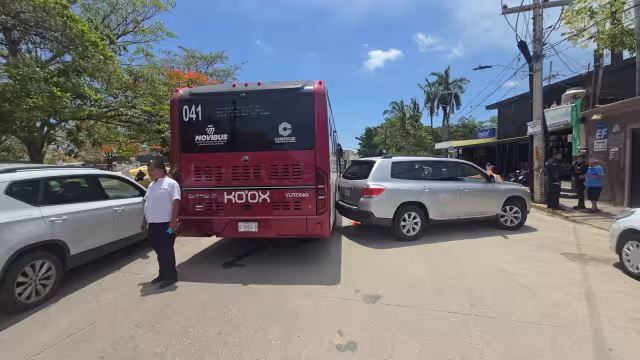 Conductor infraccionado por estacionarse en franja amarilla