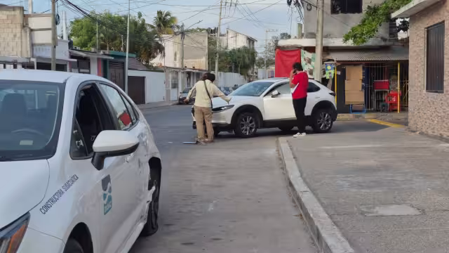 Choque entre un vehículo de empresa y una camioneta en la colonia Obrera.