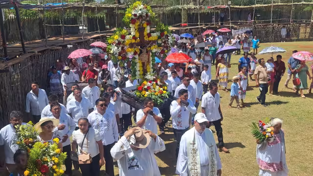 Procesión en Dzitnup congrega fieles bajo el sol