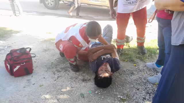 Paramédicos brindaron primeros auxilios al herido