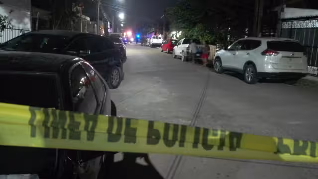 Los responsables de matar a cuatro hombres el pasado martes llegaron a bordo de un auto y una moto