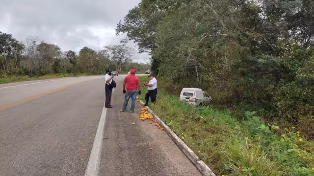 El automóvil se salió de la carretera y terminó en el área verde que rodea a la carretera rumbo a la comunidad de Polyuc