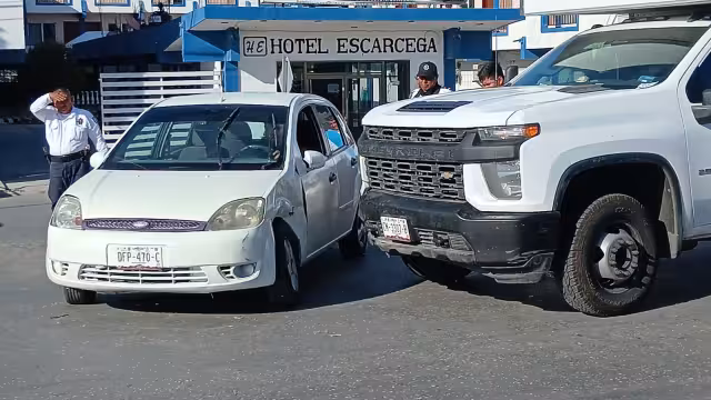 Ford Fiesta y camioneta chocan en transitada avenida de Escárcega