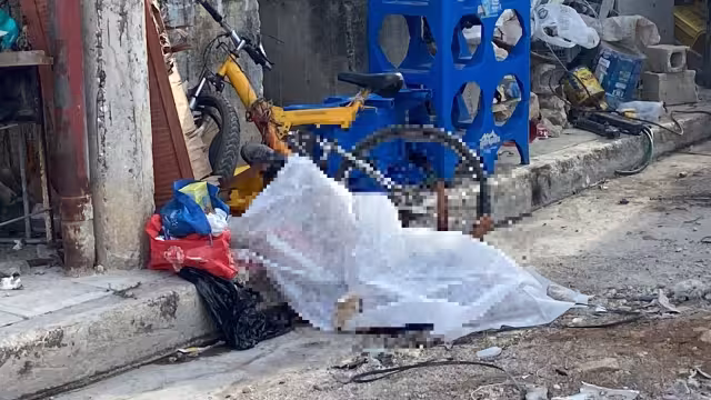 El cuerpo quedó tendido a la orilla de la banqueta