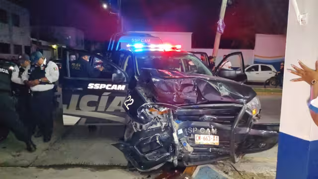 La patrulla terminó impactándose contra la pared de una farmacia en Ciudad del Carmen