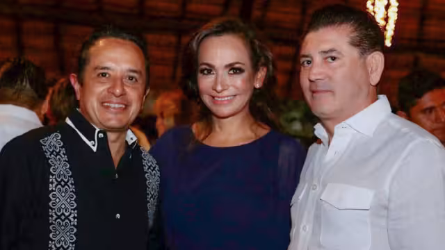 Carlos Moyano (Der.) enfrenta una orden de aprehensión