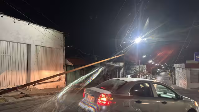 El poste de madera cayó y provocó afectaciones a los vecinos de la zona.