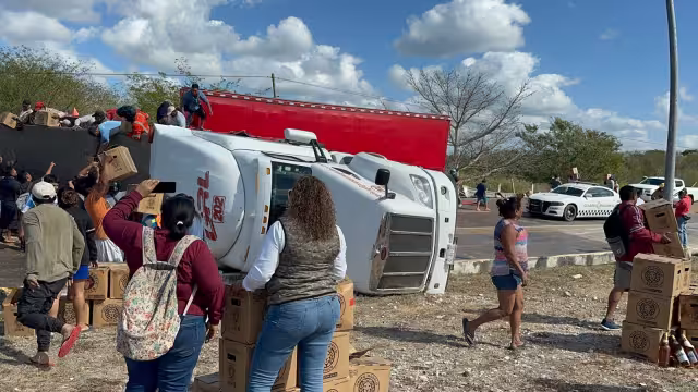 Rapiña tras volcadura de camión cervecero en tramo federal a la altura de Kobén