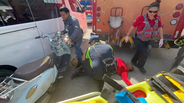 La mujer quiso aprovechar para avanzar, pero no redujo lo suficiente la velocidad