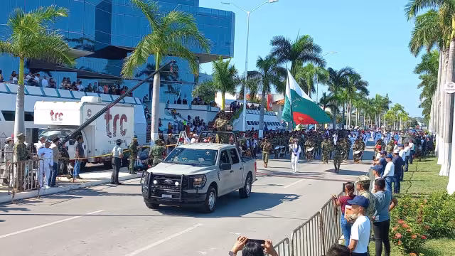 El desfile se realiza en el Malecón de Campeche