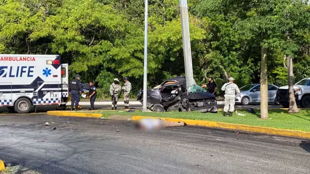 Un hombre falleció en la carretera Cancún-Puerto Morelos tras chocar con una de las señaléticas de la vía federal
