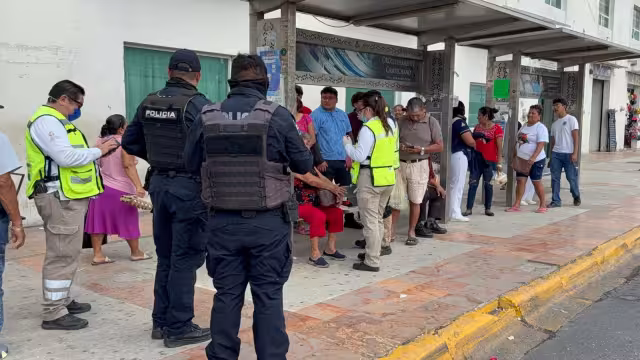Mujer se desmaya al bajar de camión en Campeche