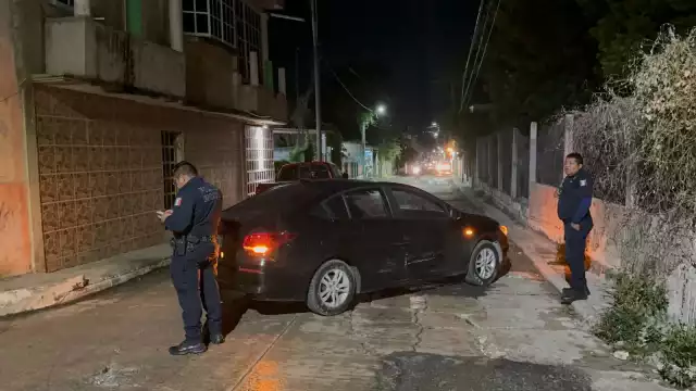 Una de las unidades quedó atravesada sobre la calle.
