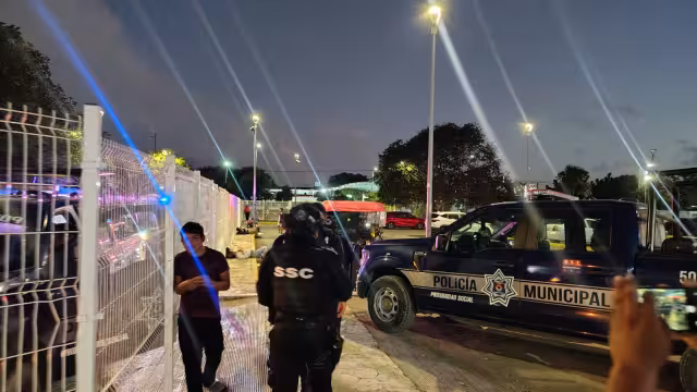 Elementos policiacos llegaron al hospital para tratar de ubicar a los sospechosos.