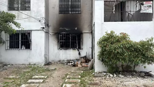 Pese a que el cuerpo de Bomberos logró apagar el siniestro, los muebles en el interior ya habían sido consumidos