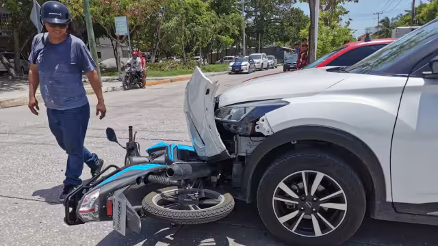 La motocicleta quedó debajo de la carrocería de la camioneta.