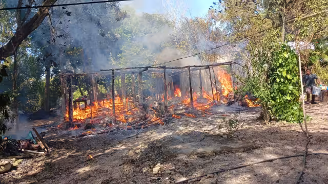 El dueños y vecinos intentaron apagar las llamas con la ayuda de cubetas con agua
