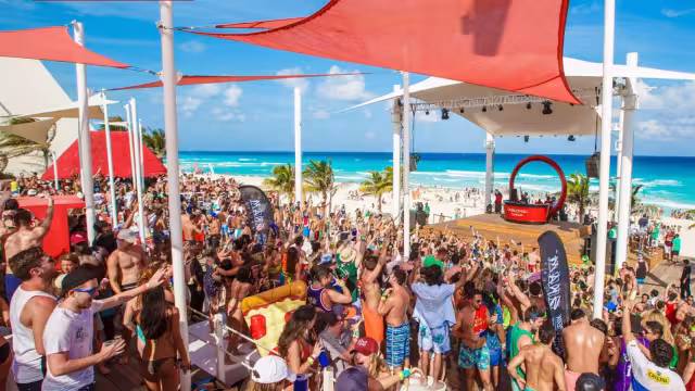 De esta manera se vivía el Spring Break en Cancún