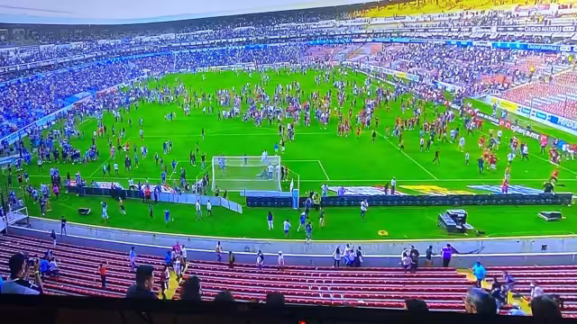 Durante el segundo tiempo en el minuto 62 del partido del Querétaro contra el Atlas, miles de aficionados ingresaron al campo