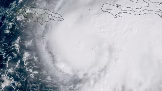 La categoría 5 es la más devastadora llegando a colapsar casas y edificios, destrucción de autos e
inundaciones extremas de más de 3 metros de altura