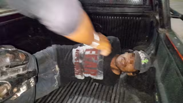 El hombre fue detenido y trasladado a los separos