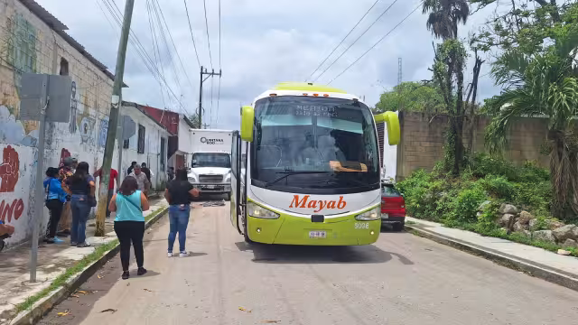 El accidente ocurrió frente a un almacén de la Secretaría de Salud, donde un camión oficial permanecía estacionado