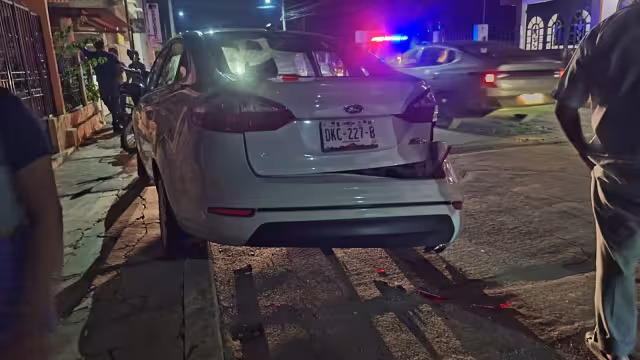 Comerciante de hielo provoca choque contra auto estacionado en barrio La Conquista.