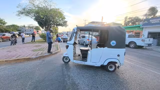 El conductor del vehículo de tres ruedas presuntamente le cerró el paso.
